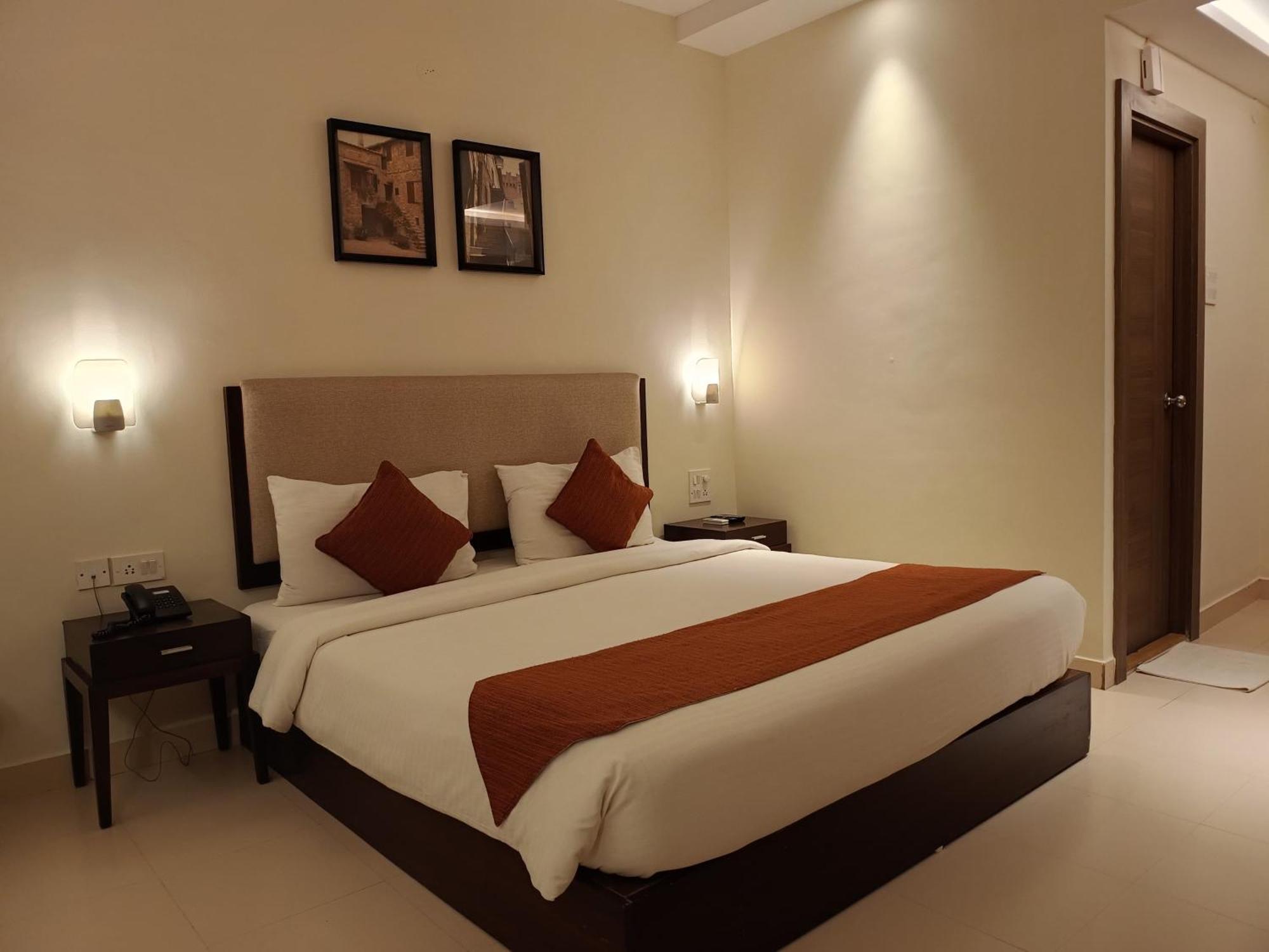Golden Landmark Green Valley Beach Resort Dona Paula Exteriör bild